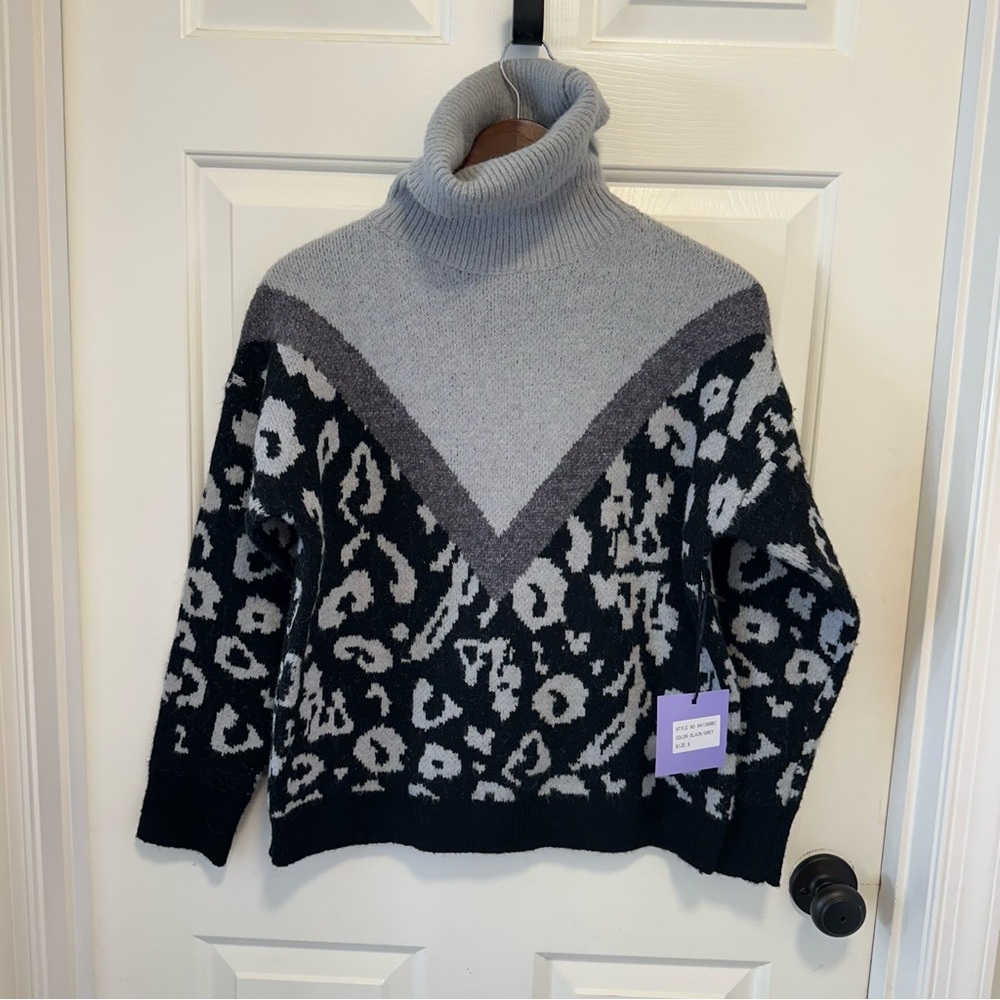 Michelle Nicole Black and Gray Patterned Turtleneck Sweater